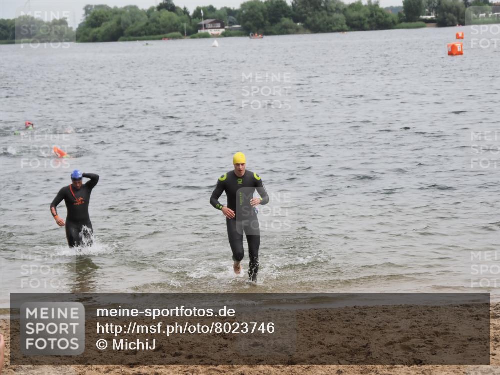 21.06.2025 - 27. Vierlanden-Triathlon MichiJ http://msf.ph/oto/8023746 15.06.2026 10:54:52 Schwimmen 677, 713, 744, 761 meine-sportfotos.de