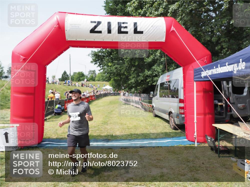 21.06.2025 - 27. Vierlanden-Triathlon MichiJ http://msf.ph/oto/8023752 15.06.2026 11:48:19 Ziel 295 meine-sportfotos.de