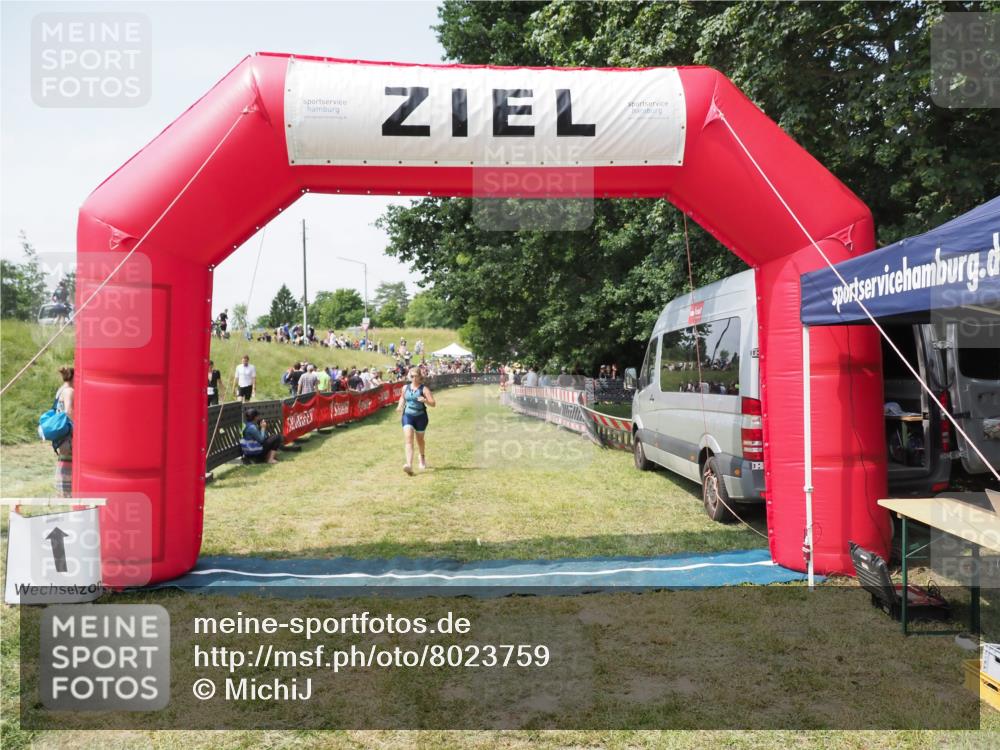21.06.2025 - 27. Vierlanden-Triathlon MichiJ http://msf.ph/oto/8023759 15.06.2026 11:49:19 Ziel 501 meine-sportfotos.de