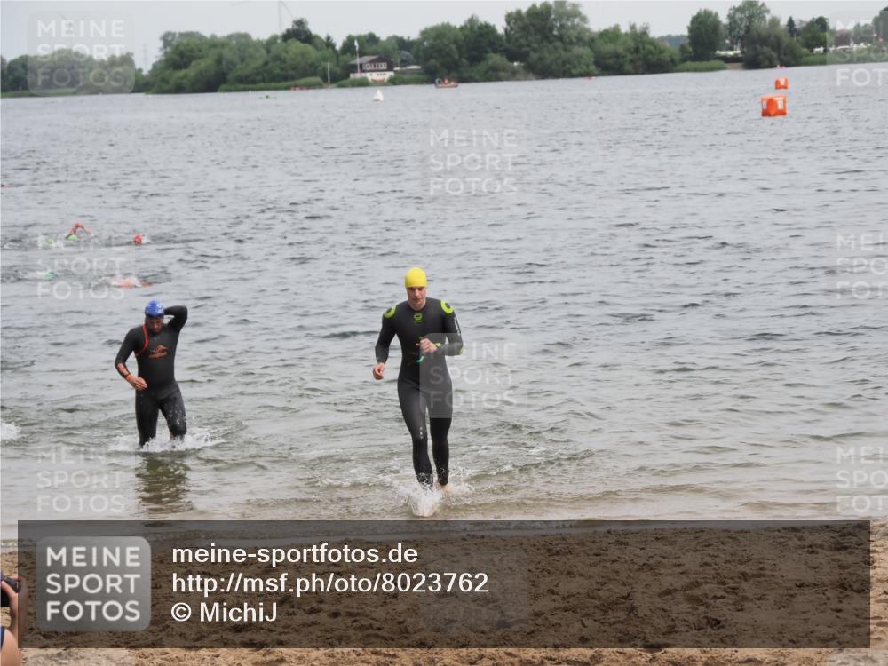 21.06.2025 - 27. Vierlanden-Triathlon MichiJ http://msf.ph/oto/8023762 15.06.2026 10:54:52 Schwimmen 677, 713, 744, 761 meine-sportfotos.de