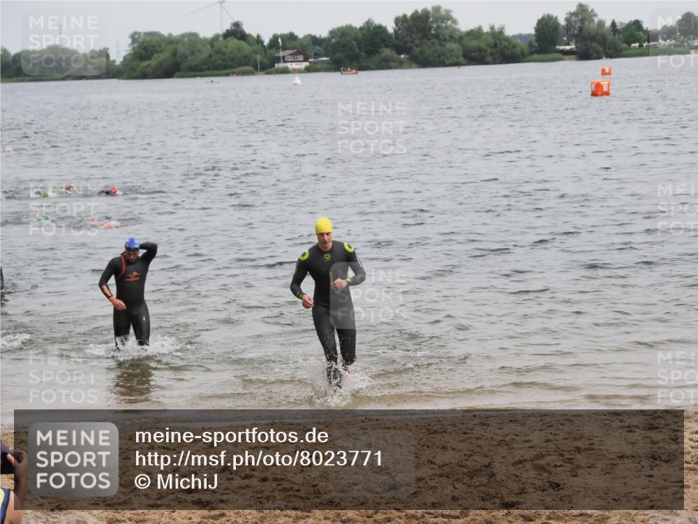 21.06.2025 - 27. Vierlanden-Triathlon MichiJ http://msf.ph/oto/8023771 15.06.2026 10:54:53 Schwimmen 677, 744, 761 meine-sportfotos.de