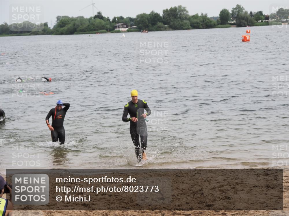21.06.2025 - 27. Vierlanden-Triathlon MichiJ http://msf.ph/oto/8023773 15.06.2026 10:54:53 Schwimmen 677, 744, 761 meine-sportfotos.de