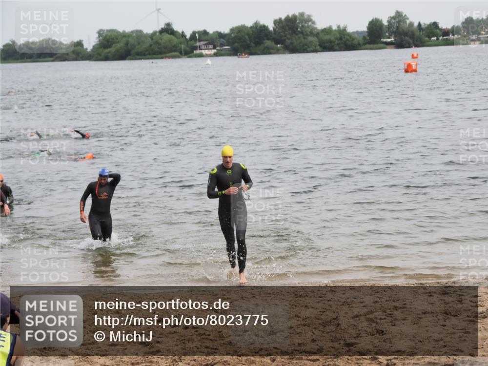 21.06.2025 - 27. Vierlanden-Triathlon MichiJ http://msf.ph/oto/8023775 15.06.2026 10:54:53 Schwimmen 677, 744, 761 meine-sportfotos.de