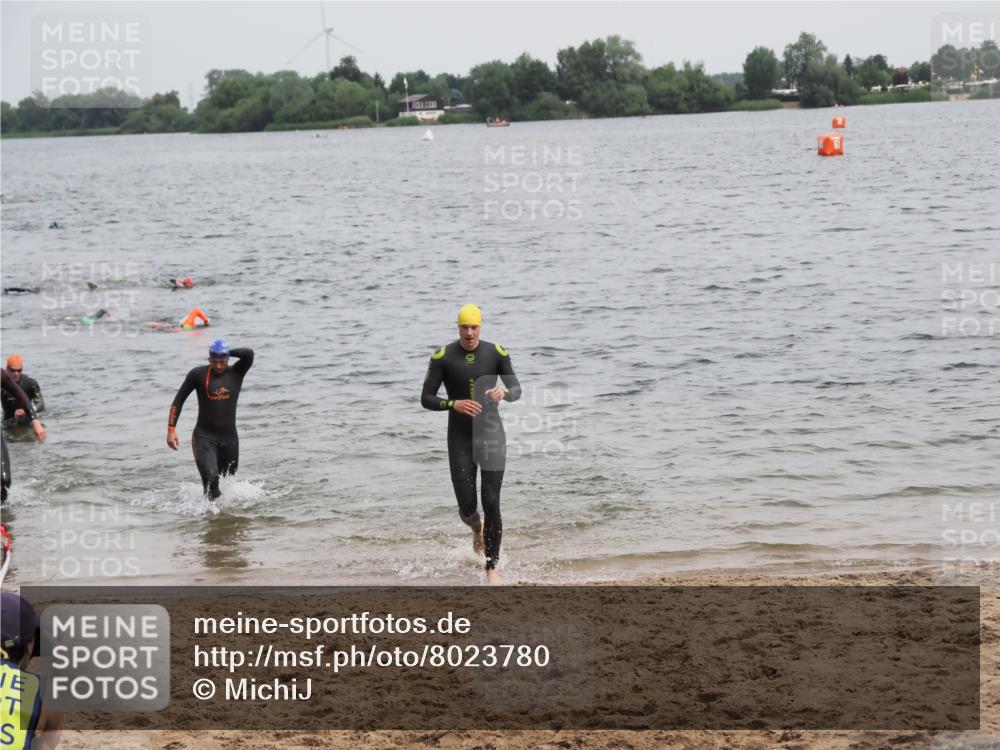 21.06.2025 - 27. Vierlanden-Triathlon MichiJ http://msf.ph/oto/8023780 15.06.2026 10:54:53 Schwimmen 677, 744, 761 meine-sportfotos.de