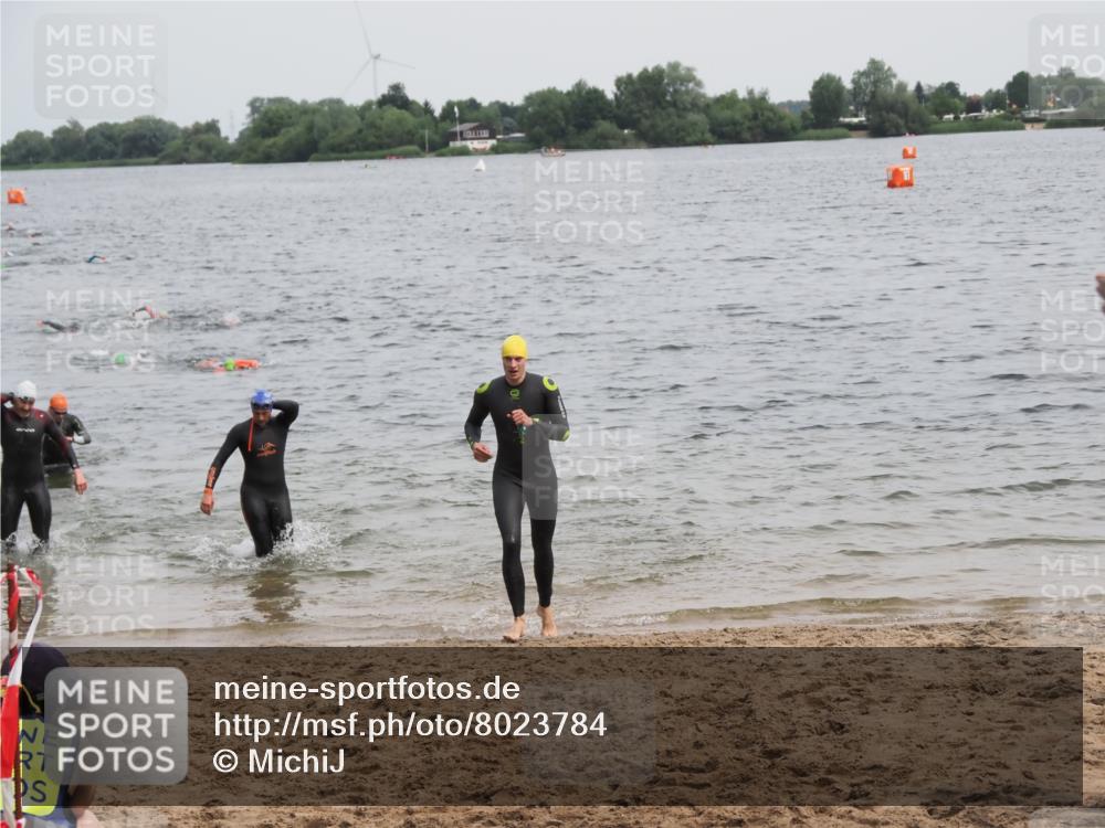 21.06.2025 - 27. Vierlanden-Triathlon MichiJ http://msf.ph/oto/8023784 15.06.2026 10:54:53 Schwimmen 677, 744, 761 meine-sportfotos.de
