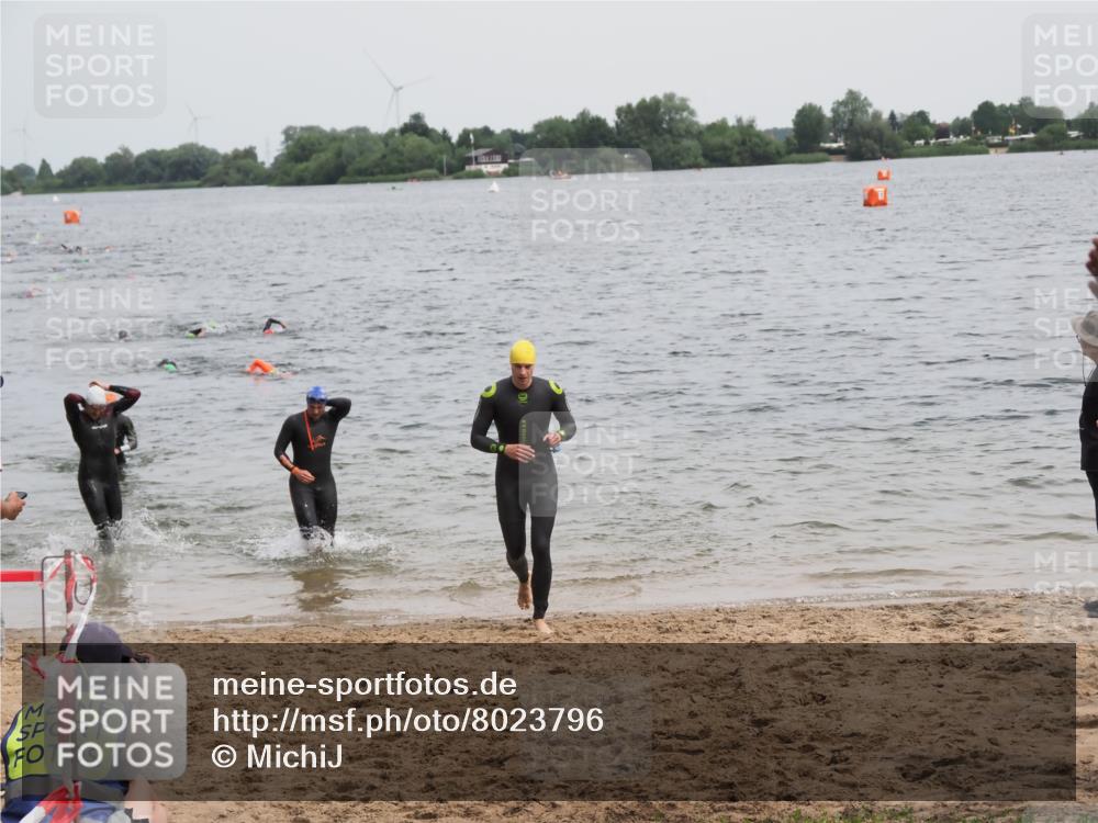 21.06.2025 - 27. Vierlanden-Triathlon MichiJ http://msf.ph/oto/8023796 15.06.2026 10:54:54 Schwimmen 677, 735, 744, 761 meine-sportfotos.de