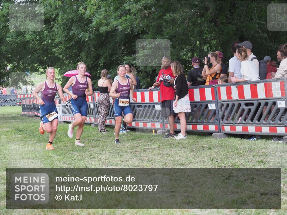 21.06.2025 - 27. Vierlanden-Triathlon KatJ http://msf.ph/oto/8023797 15.06.2025 13:25:16 Ziel 658, 1065, 1066, 1067 meine-sportfotos.de