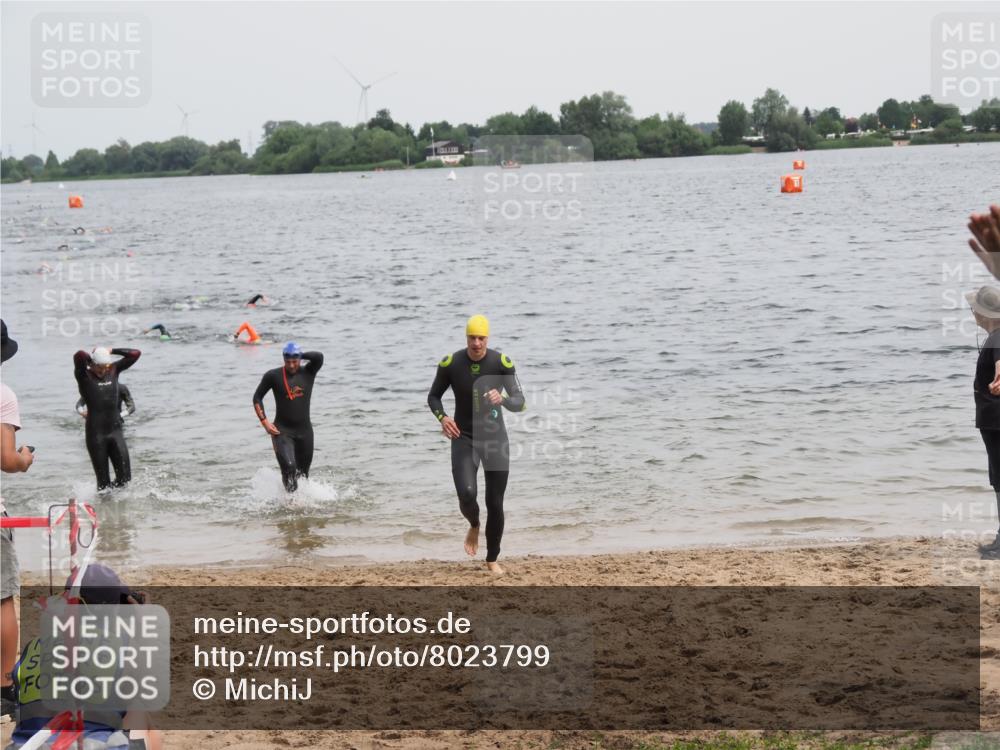 21.06.2025 - 27. Vierlanden-Triathlon MichiJ http://msf.ph/oto/8023799 15.06.2026 10:54:54 Schwimmen 677, 735, 744, 761 meine-sportfotos.de