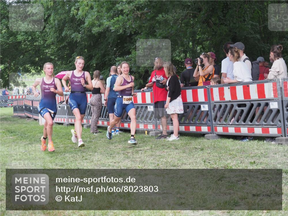 21.06.2025 - 27. Vierlanden-Triathlon KatJ http://msf.ph/oto/8023803 15.06.2025 13:25:16 Ziel 658, 1065, 1066, 1067 meine-sportfotos.de