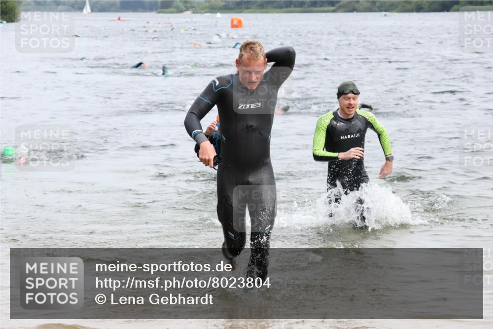 15.06.2025 - 27. Vierlanden-Triathlon Lena Gebhardt http://msf.ph/oto/8023804 15.06.2025 10:54:32 Schwimmen 695, 715, 749 meine-sportfotos.de