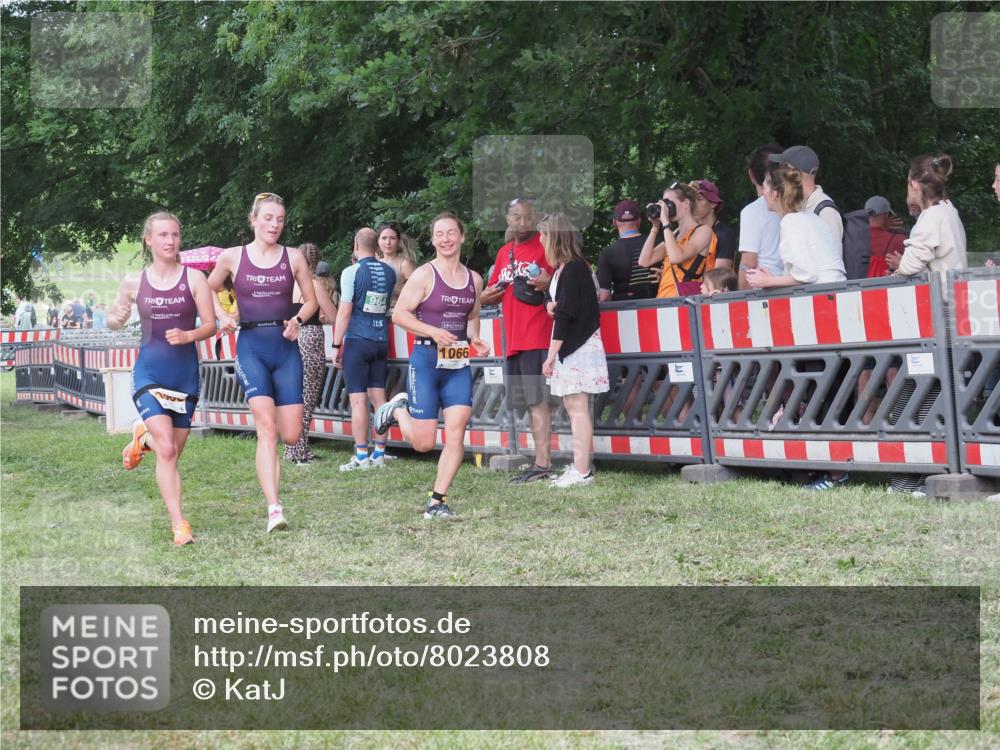 21.06.2025 - 27. Vierlanden-Triathlon KatJ http://msf.ph/oto/8023808 15.06.2025 13:25:16 Ziel 658, 1065, 1066, 1067 meine-sportfotos.de