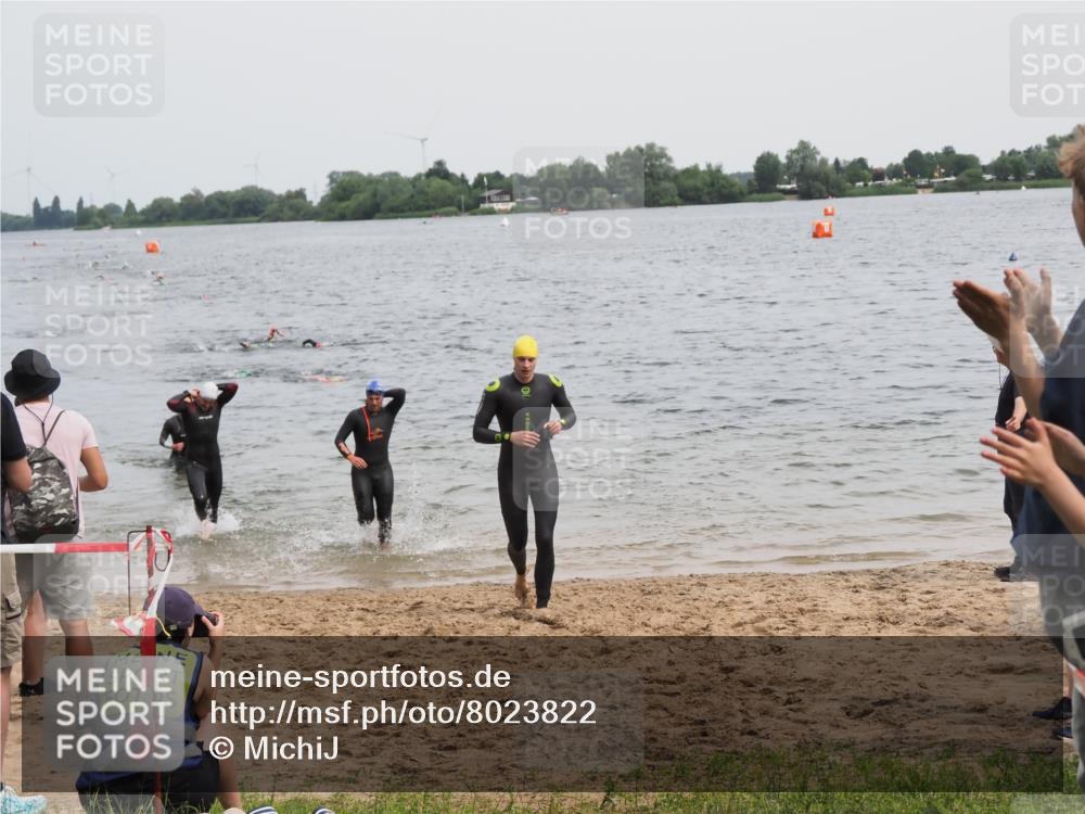 21.06.2025 - 27. Vierlanden-Triathlon MichiJ http://msf.ph/oto/8023822 15.06.2026 10:54:54 Schwimmen 677, 735, 744, 761 meine-sportfotos.de