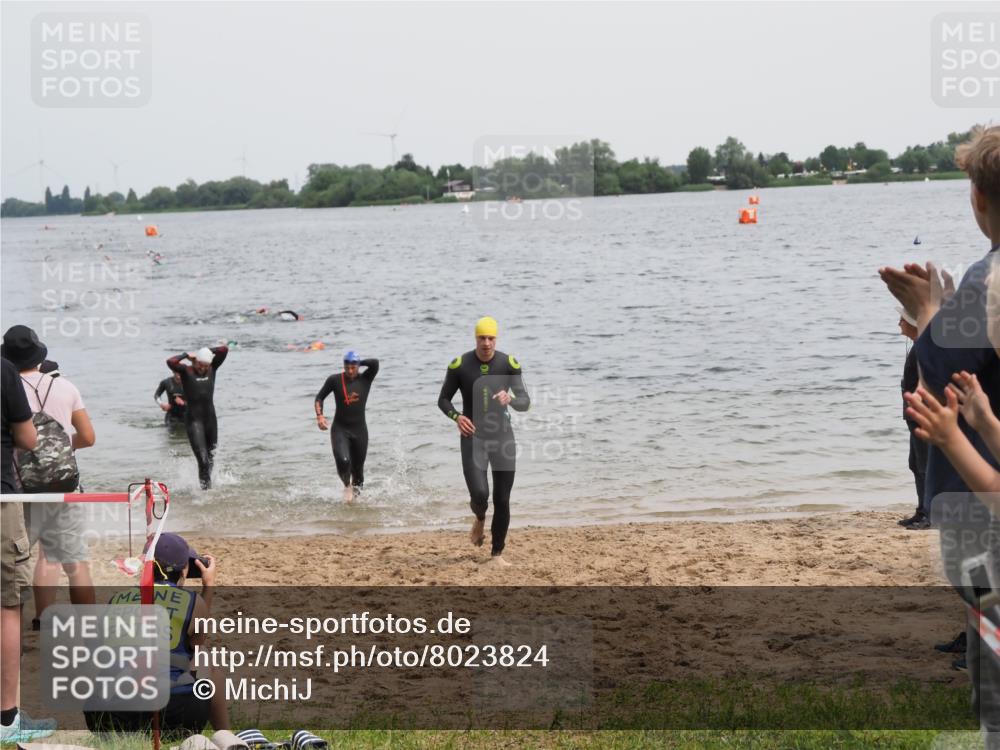 21.06.2025 - 27. Vierlanden-Triathlon MichiJ http://msf.ph/oto/8023824 15.06.2026 10:54:55 Schwimmen 677, 735, 744, 761 meine-sportfotos.de