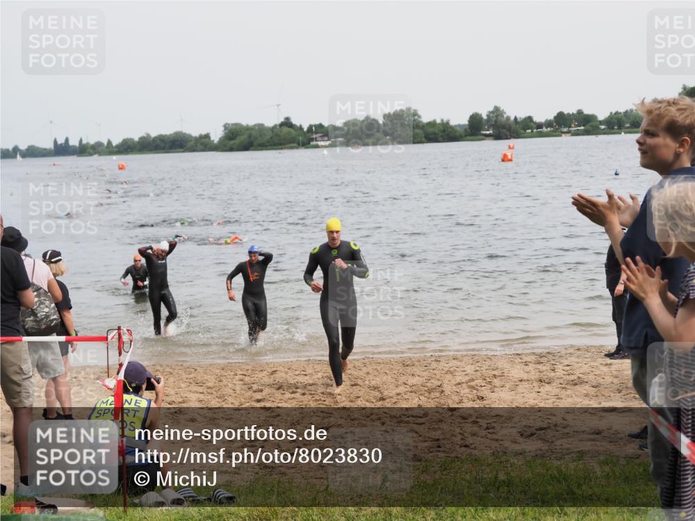 21.06.2025 - 27. Vierlanden-Triathlon MichiJ http://msf.ph/oto/8023830 15.06.2026 10:54:55 Schwimmen 677, 735, 744, 761 meine-sportfotos.de