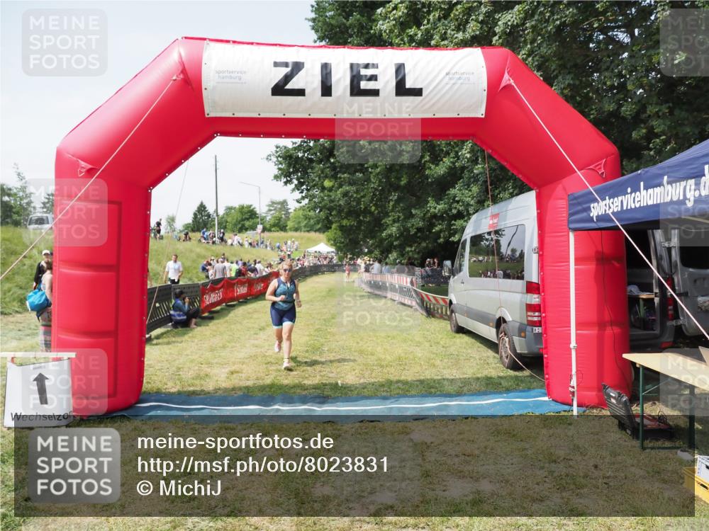 21.06.2025 - 27. Vierlanden-Triathlon MichiJ http://msf.ph/oto/8023831 15.06.2026 11:49:20 Ziel 501 meine-sportfotos.de