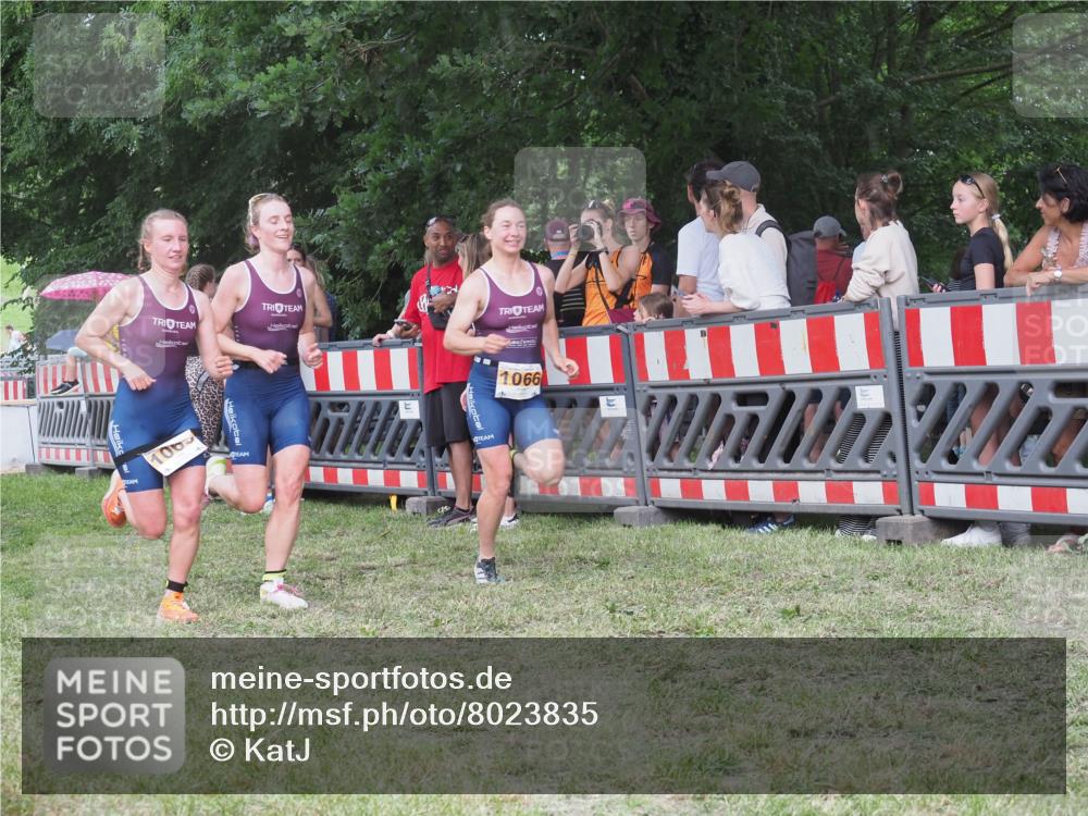 21.06.2025 - 27. Vierlanden-Triathlon KatJ http://msf.ph/oto/8023835 15.06.2025 13:25:16 Ziel 658, 1065, 1066, 1067 meine-sportfotos.de