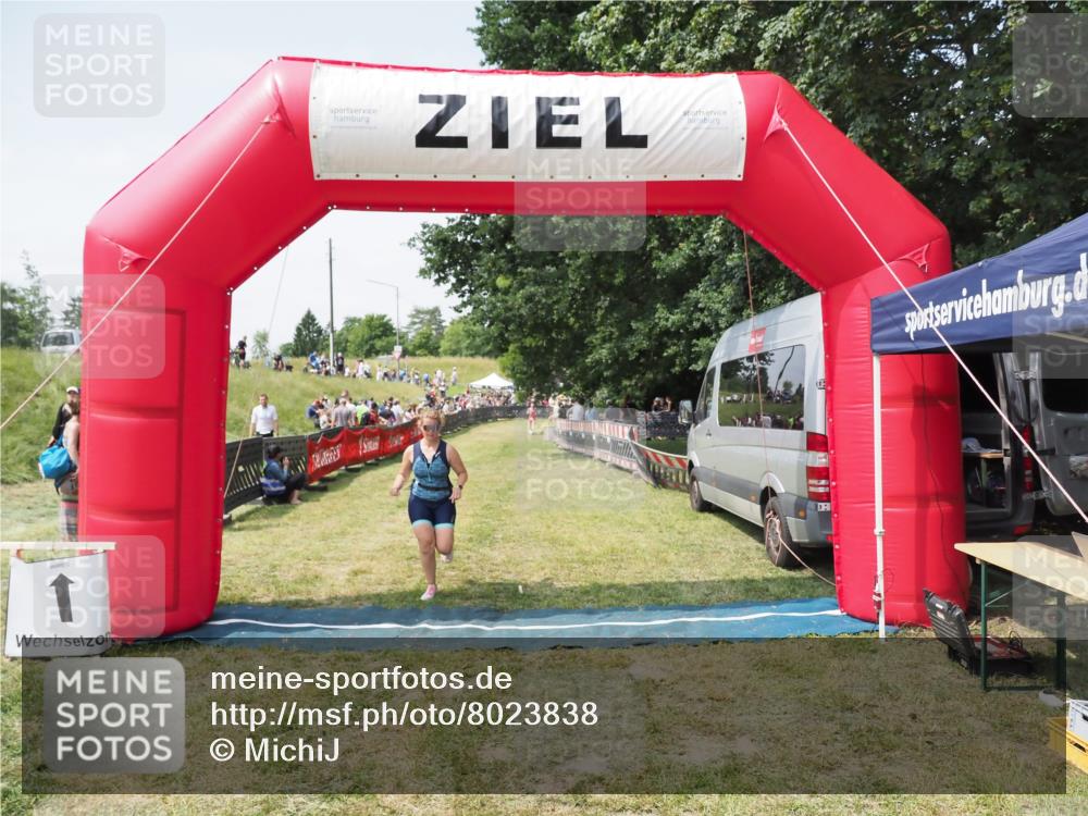 21.06.2025 - 27. Vierlanden-Triathlon MichiJ http://msf.ph/oto/8023838 15.06.2026 11:49:20 Ziel 501 meine-sportfotos.de