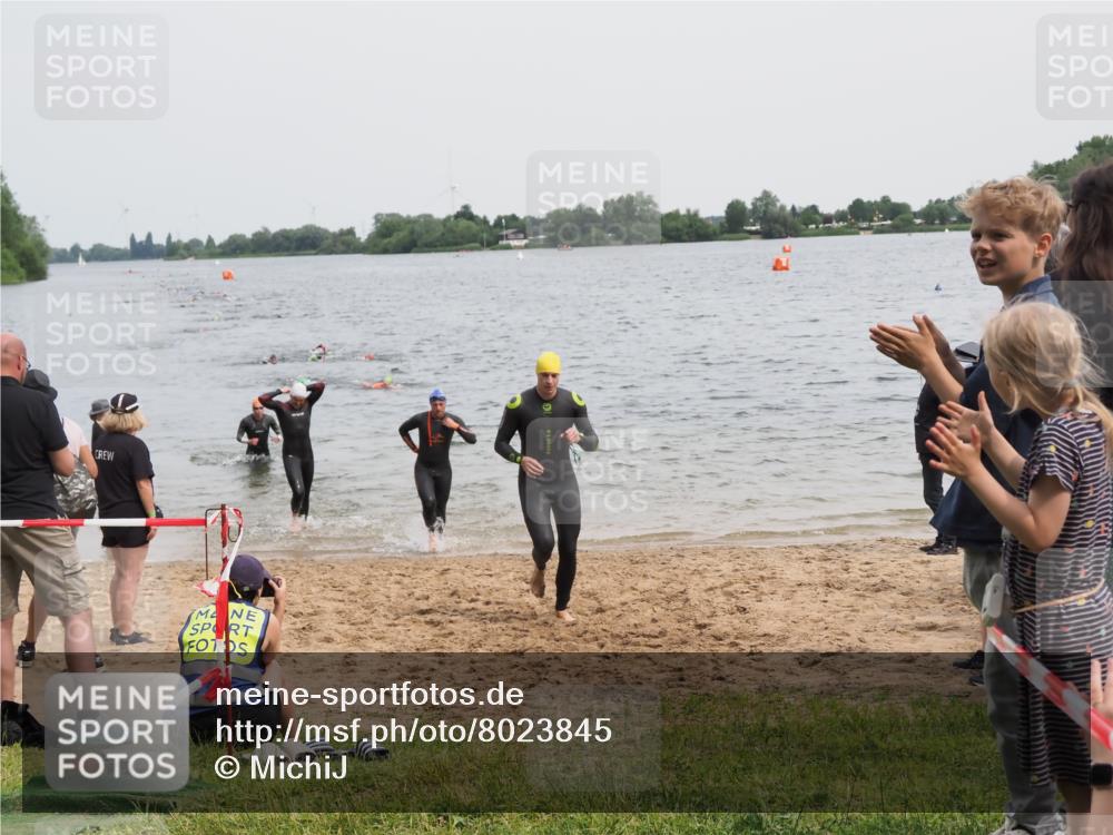 21.06.2025 - 27. Vierlanden-Triathlon MichiJ http://msf.ph/oto/8023845 15.06.2026 10:54:55 Schwimmen 677, 735, 744, 761 meine-sportfotos.de