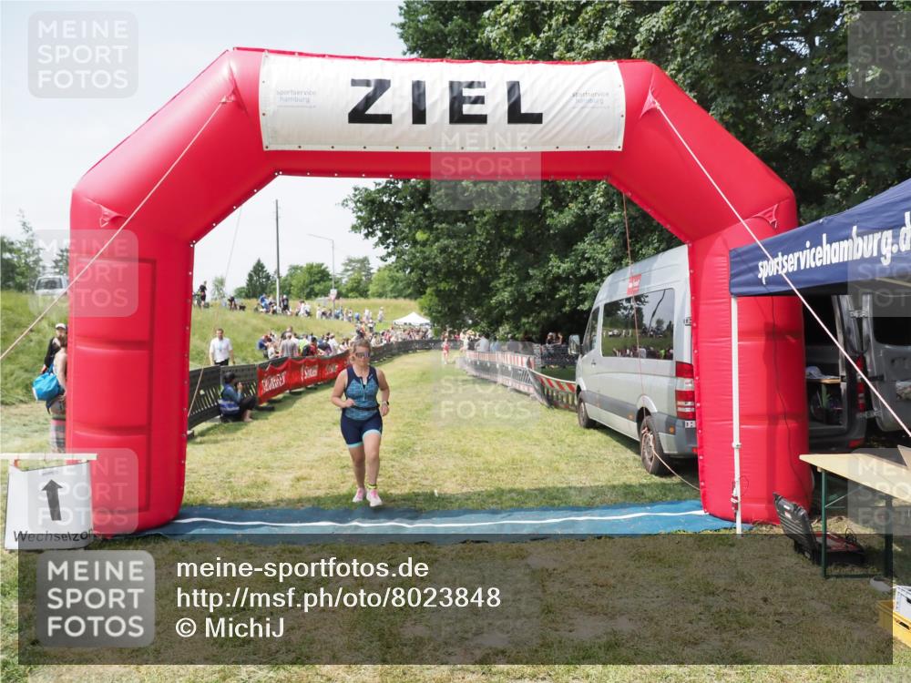 21.06.2025 - 27. Vierlanden-Triathlon MichiJ http://msf.ph/oto/8023848 15.06.2026 11:49:20 Ziel 501 meine-sportfotos.de