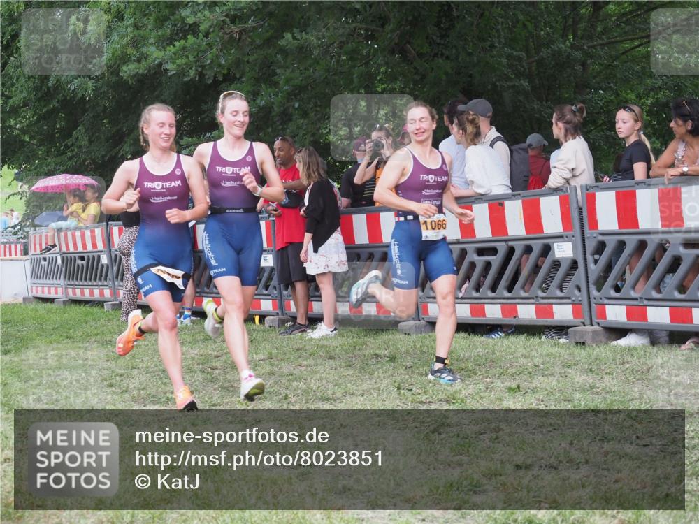 21.06.2025 - 27. Vierlanden-Triathlon KatJ http://msf.ph/oto/8023851 15.06.2025 13:25:17 Ziel 658, 1065, 1066, 1067 meine-sportfotos.de