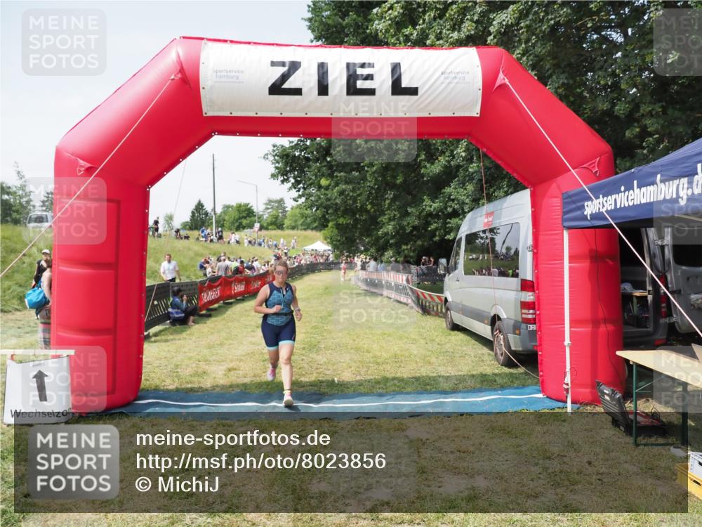 21.06.2025 - 27. Vierlanden-Triathlon MichiJ http://msf.ph/oto/8023856 15.06.2026 11:49:21 Ziel 501 meine-sportfotos.de