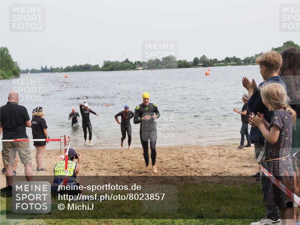 21.06.2025 - 27. Vierlanden-Triathlon MichiJ http://msf.ph/oto/8023857 15.06.2026 10:54:56 Schwimmen 677, 735, 744, 761 meine-sportfotos.de