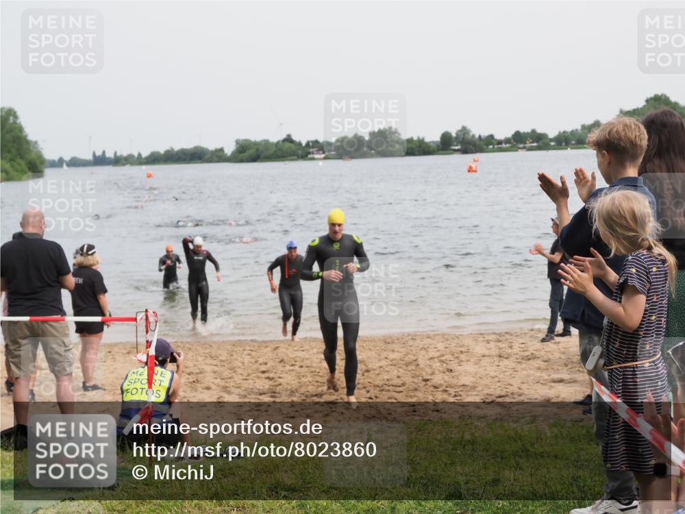 21.06.2025 - 27. Vierlanden-Triathlon MichiJ http://msf.ph/oto/8023860 15.06.2026 10:54:56 Schwimmen 677, 735, 744, 761 meine-sportfotos.de