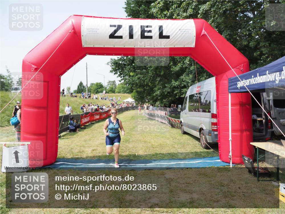 21.06.2025 - 27. Vierlanden-Triathlon MichiJ http://msf.ph/oto/8023865 15.06.2026 11:49:21 Ziel 501 meine-sportfotos.de