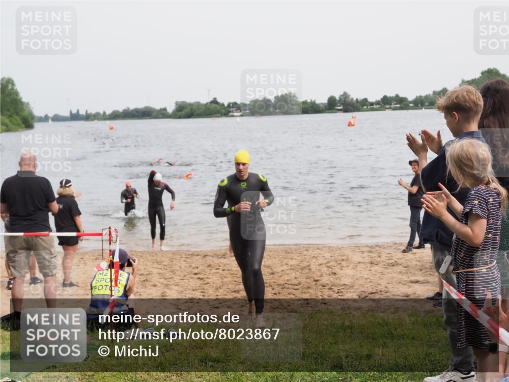 21.06.2025 - 27. Vierlanden-Triathlon MichiJ http://msf.ph/oto/8023867 15.06.2026 10:54:57 Schwimmen 677, 735, 744, 761 meine-sportfotos.de