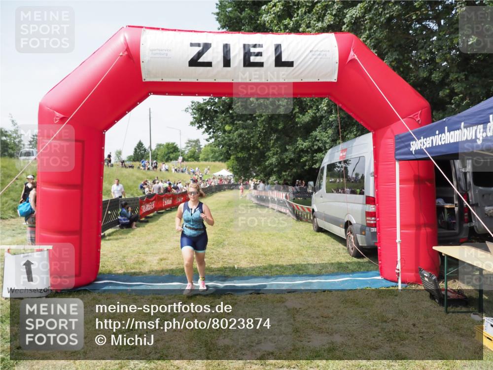 21.06.2025 - 27. Vierlanden-Triathlon MichiJ http://msf.ph/oto/8023874 15.06.2026 11:49:21 Ziel 501 meine-sportfotos.de