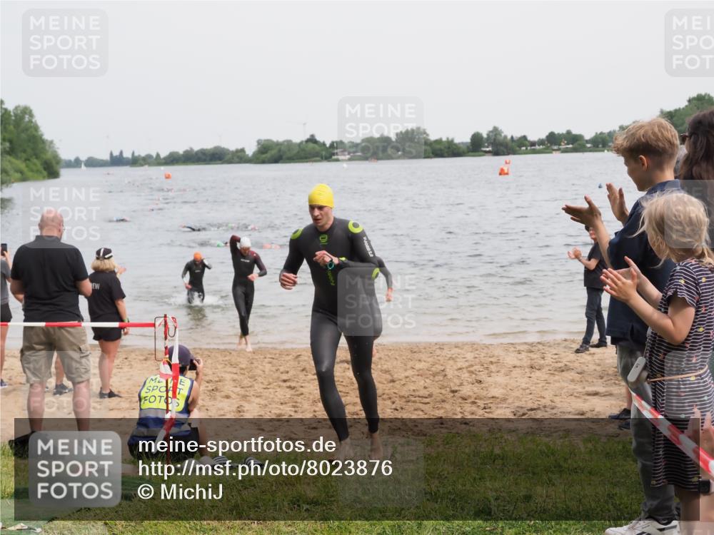 21.06.2025 - 27. Vierlanden-Triathlon MichiJ http://msf.ph/oto/8023876 15.06.2026 10:54:57 Schwimmen 677, 735, 744, 761 meine-sportfotos.de