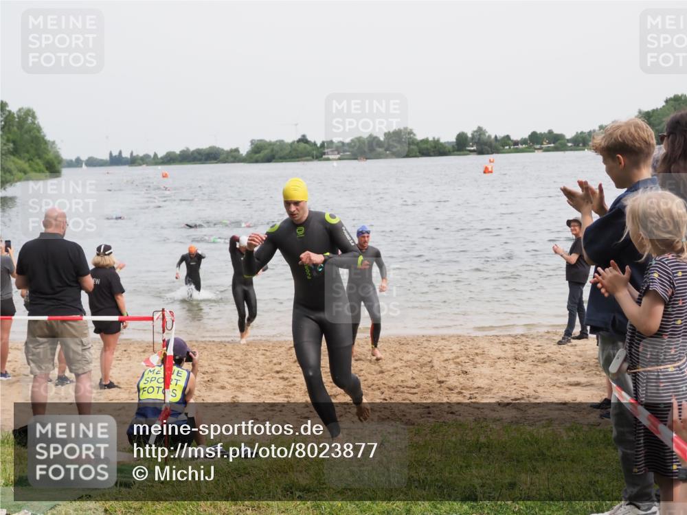 21.06.2025 - 27. Vierlanden-Triathlon MichiJ http://msf.ph/oto/8023877 15.06.2026 10:54:57 Schwimmen 677, 735, 744, 761 meine-sportfotos.de