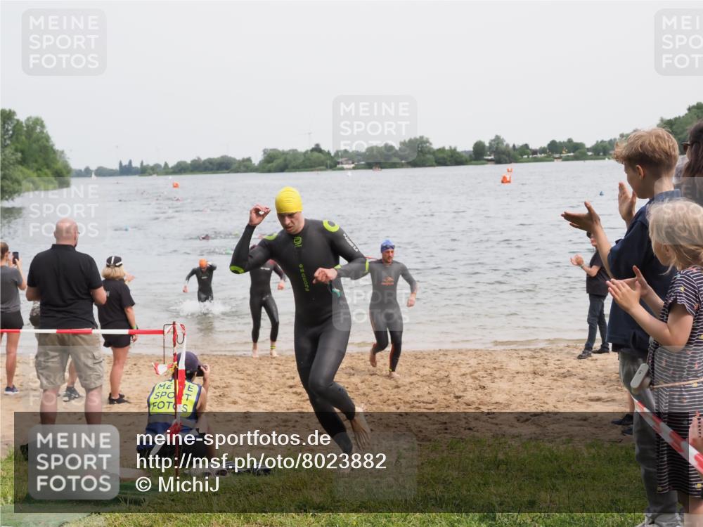 21.06.2025 - 27. Vierlanden-Triathlon MichiJ http://msf.ph/oto/8023882 15.06.2026 10:54:57 Schwimmen 677, 735, 744, 761 meine-sportfotos.de