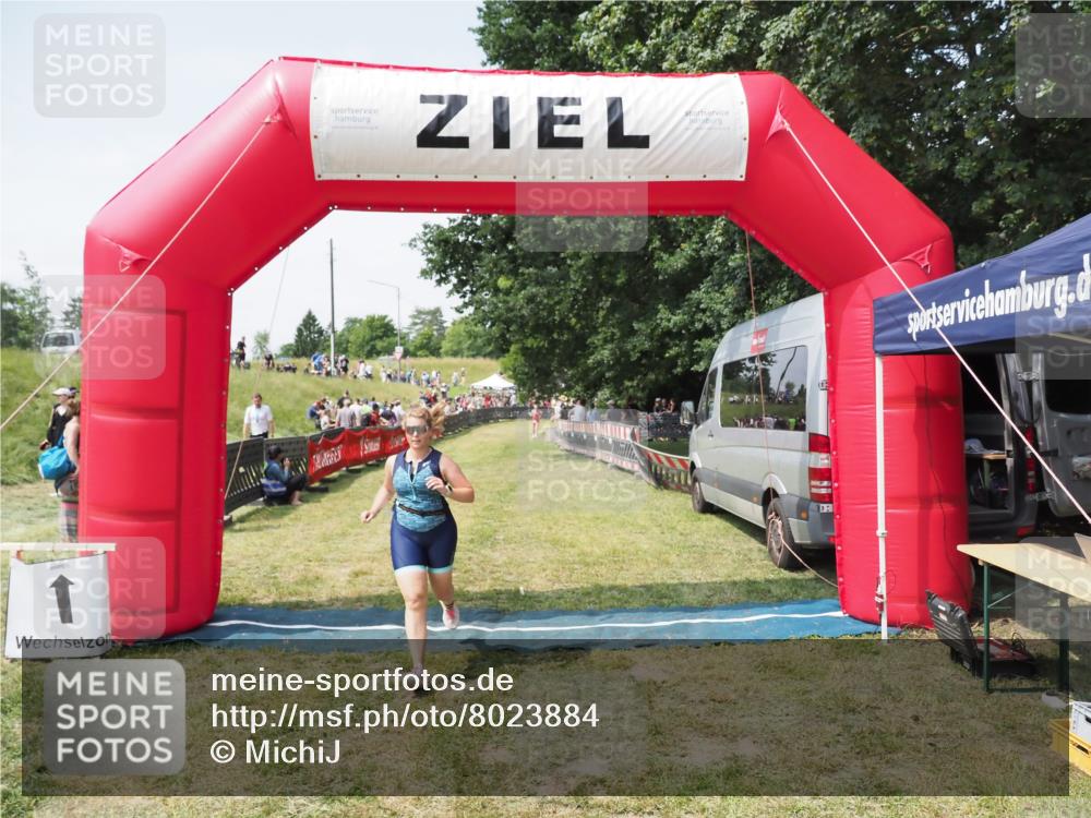 21.06.2025 - 27. Vierlanden-Triathlon MichiJ http://msf.ph/oto/8023884 15.06.2026 11:49:21 Ziel 501 meine-sportfotos.de