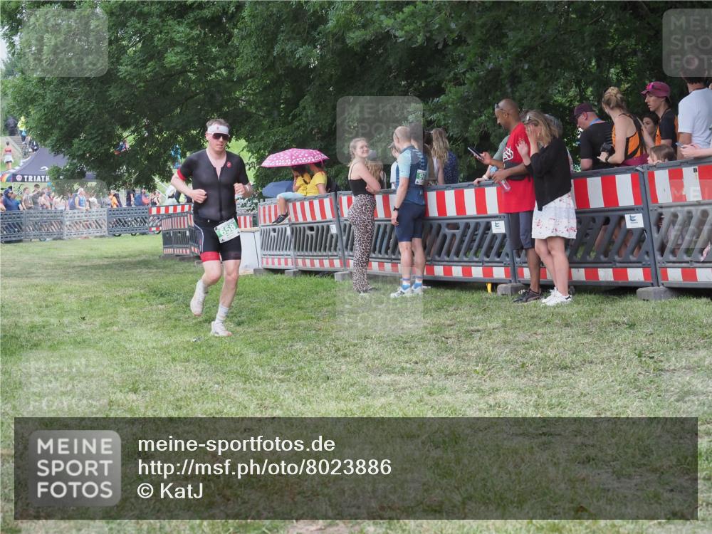 21.06.2025 - 27. Vierlanden-Triathlon KatJ http://msf.ph/oto/8023886 15.06.2025 13:25:20 Ziel 658 meine-sportfotos.de