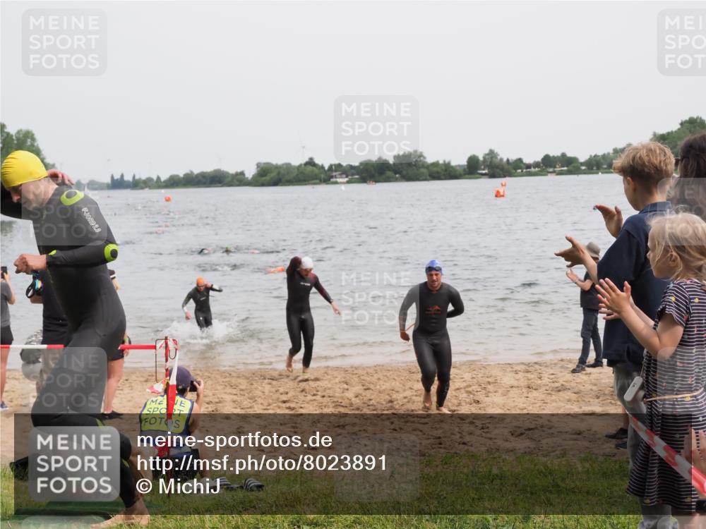21.06.2025 - 27. Vierlanden-Triathlon MichiJ http://msf.ph/oto/8023891 15.06.2026 10:54:58 Schwimmen 677, 735, 744, 761 meine-sportfotos.de