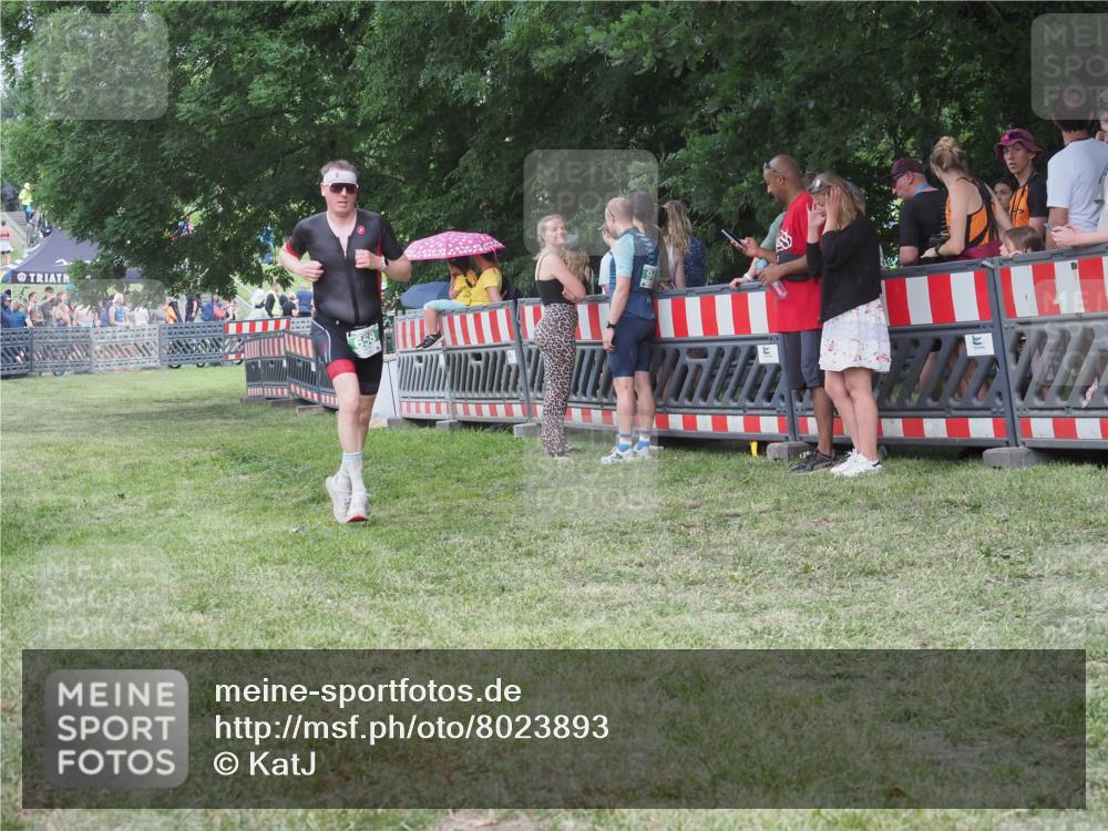 21.06.2025 - 27. Vierlanden-Triathlon KatJ http://msf.ph/oto/8023893 15.06.2025 13:25:20 Ziel 658 meine-sportfotos.de