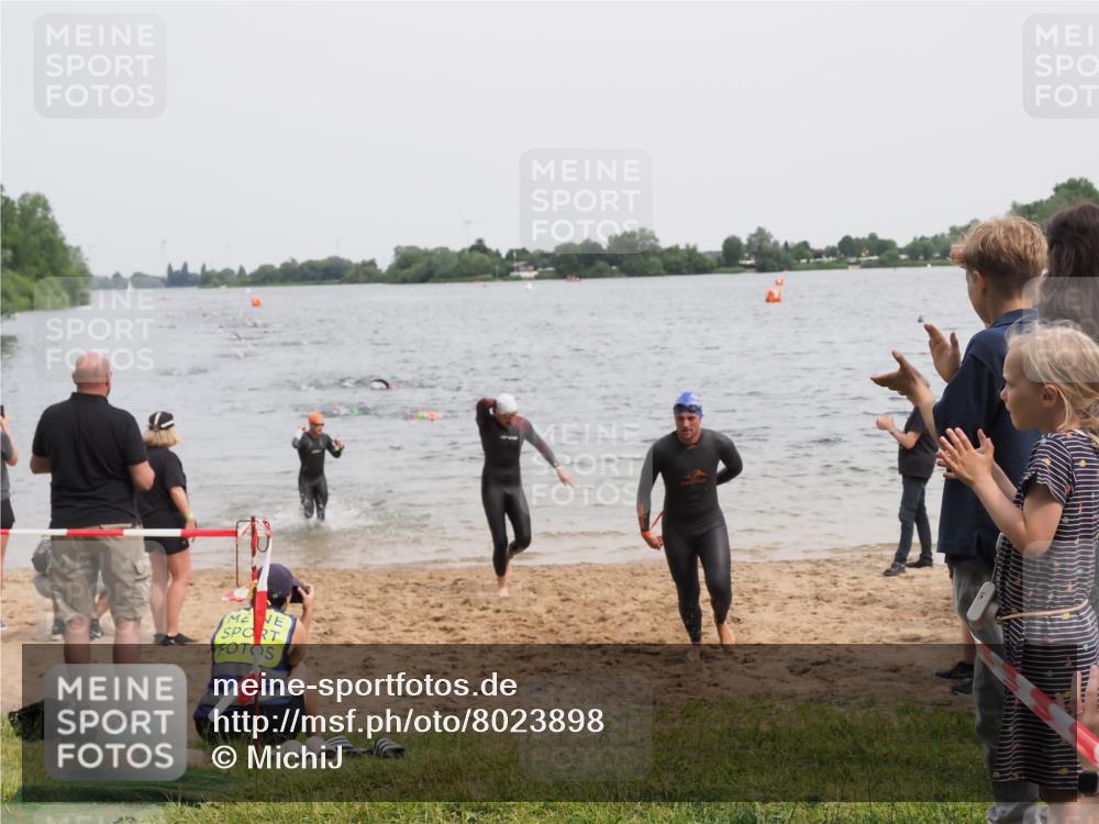 21.06.2025 - 27. Vierlanden-Triathlon MichiJ http://msf.ph/oto/8023898 15.06.2026 10:54:58 Schwimmen 677, 735, 744, 761 meine-sportfotos.de