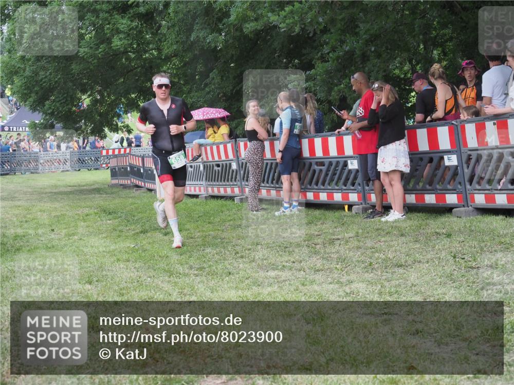 21.06.2025 - 27. Vierlanden-Triathlon KatJ http://msf.ph/oto/8023900 15.06.2025 13:25:20 Ziel 658 meine-sportfotos.de