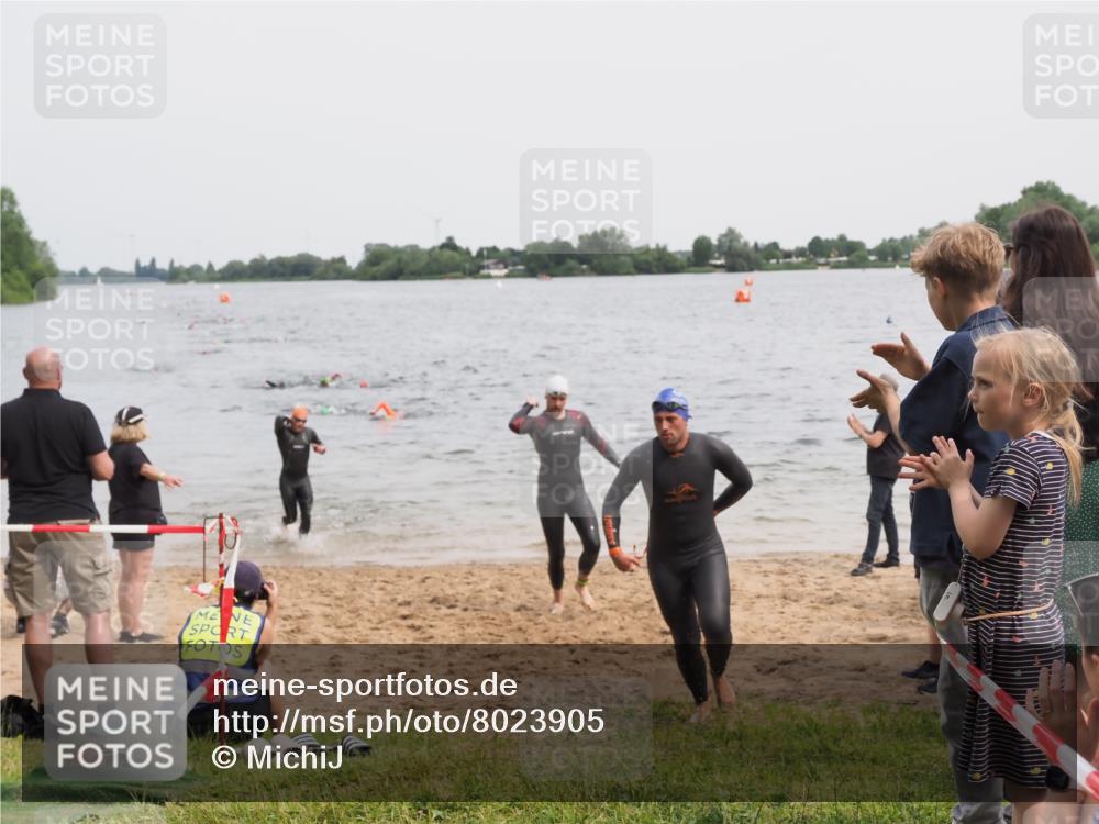 21.06.2025 - 27. Vierlanden-Triathlon MichiJ http://msf.ph/oto/8023905 15.06.2026 10:54:59 Schwimmen 677, 735, 744, 761 meine-sportfotos.de