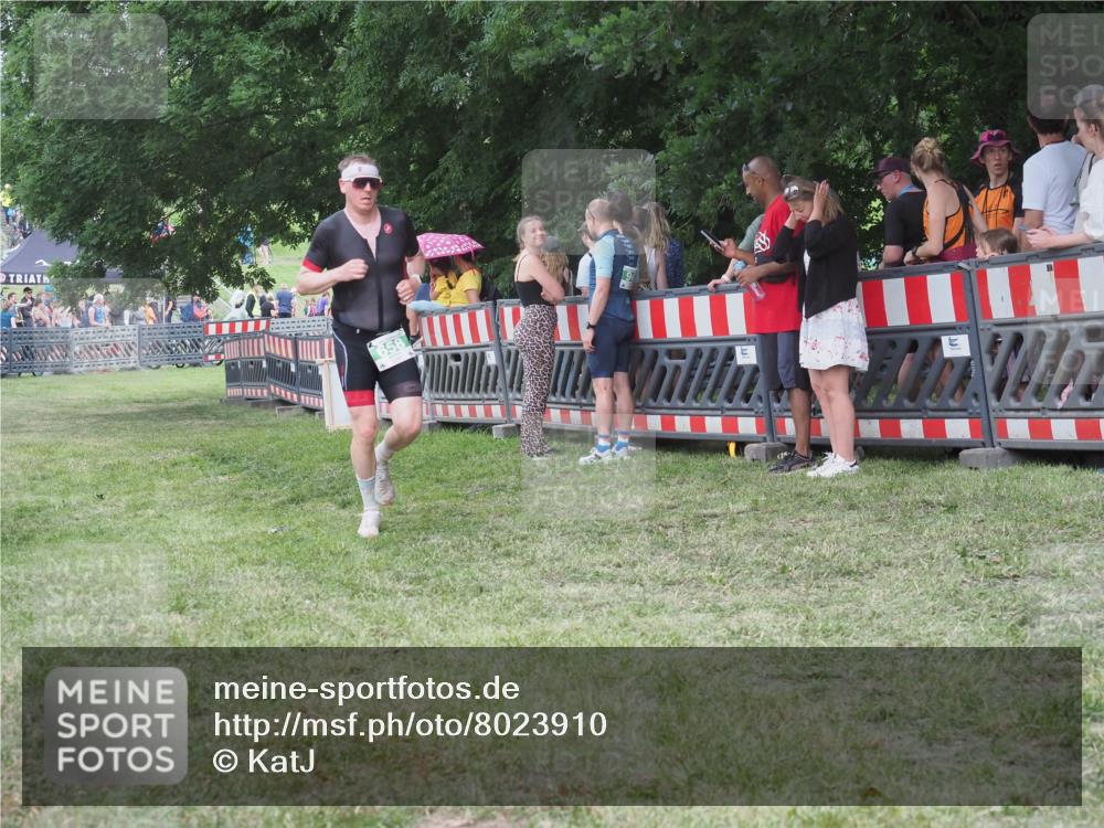 21.06.2025 - 27. Vierlanden-Triathlon KatJ http://msf.ph/oto/8023910 15.06.2025 13:25:20 Ziel 658 meine-sportfotos.de