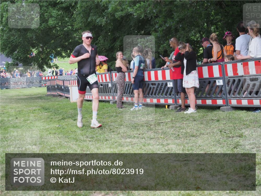 21.06.2025 - 27. Vierlanden-Triathlon KatJ http://msf.ph/oto/8023919 15.06.2025 13:25:21 Ziel 658 meine-sportfotos.de