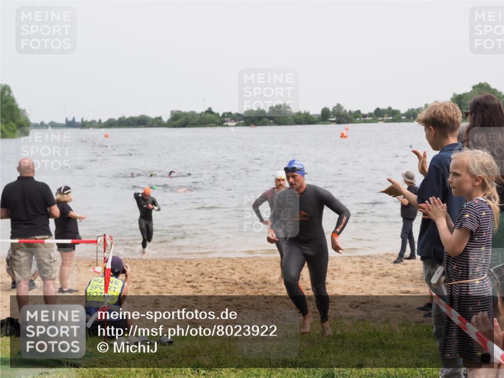 21.06.2025 - 27. Vierlanden-Triathlon MichiJ http://msf.ph/oto/8023922 15.06.2026 10:54:59 Schwimmen 677, 735, 744, 761 meine-sportfotos.de
