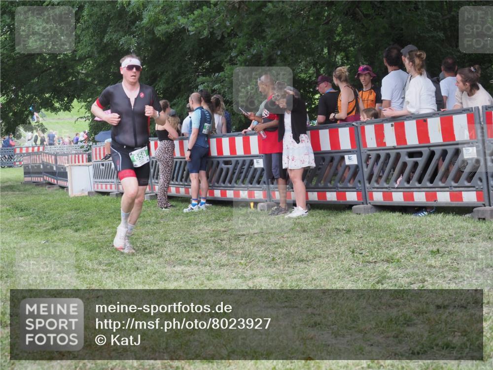 21.06.2025 - 27. Vierlanden-Triathlon KatJ http://msf.ph/oto/8023927 15.06.2025 13:25:21 Ziel 658 meine-sportfotos.de