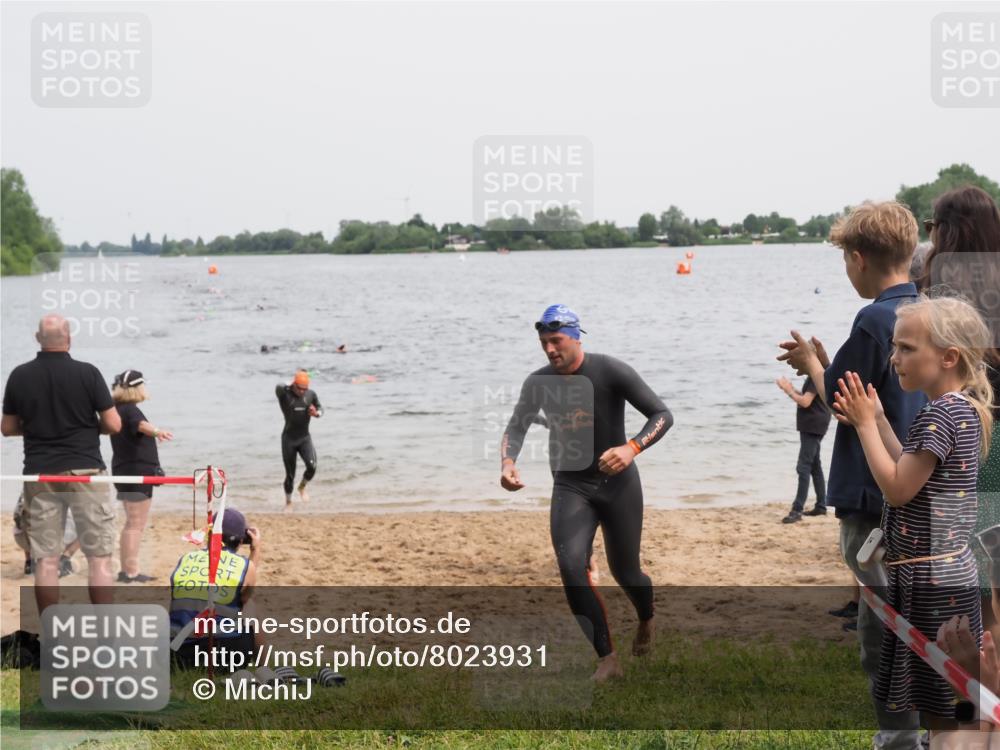 21.06.2025 - 27. Vierlanden-Triathlon MichiJ http://msf.ph/oto/8023931 15.06.2026 10:55:00 Schwimmen 677, 735, 744, 761 meine-sportfotos.de