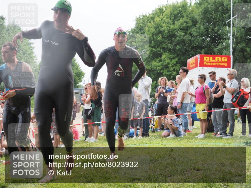 15.06.2025 - 27. Vierlanden-Triathlon KatJ http://msf.ph/oto/8023932 15.06.2025 10:57:05 Schwimmen 654, 688, 711, 718 meine-sportfotos.de