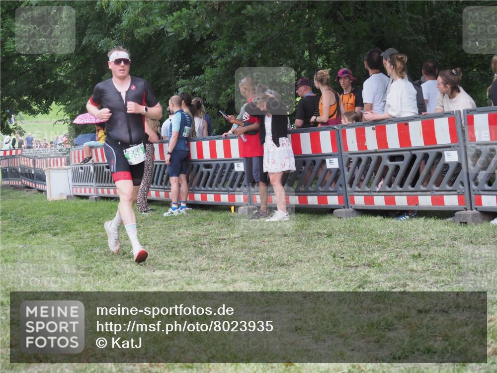 21.06.2025 - 27. Vierlanden-Triathlon KatJ http://msf.ph/oto/8023935 15.06.2025 13:25:21 Ziel 658 meine-sportfotos.de