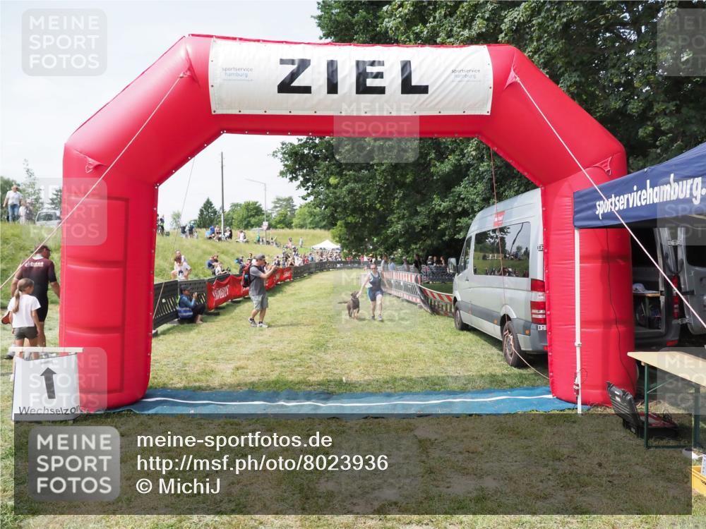21.06.2025 - 27. Vierlanden-Triathlon MichiJ http://msf.ph/oto/8023936 15.06.2026 11:50:14 Ziel 485 meine-sportfotos.de