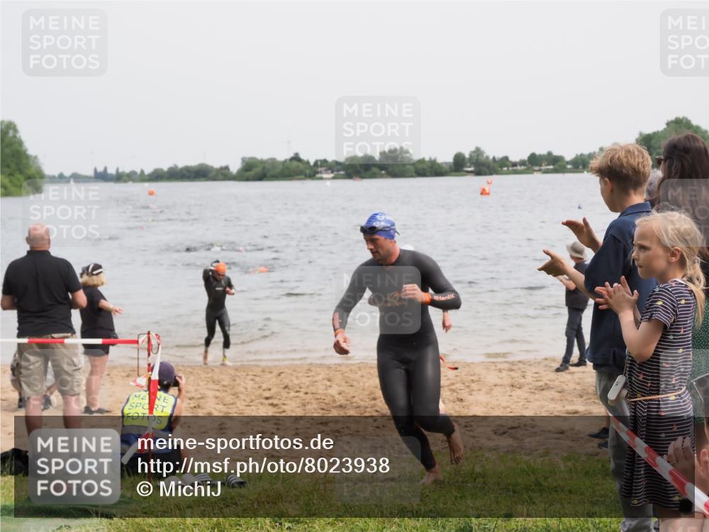 21.06.2025 - 27. Vierlanden-Triathlon MichiJ http://msf.ph/oto/8023938 15.06.2026 10:55:00 Schwimmen 677, 735, 744, 761 meine-sportfotos.de