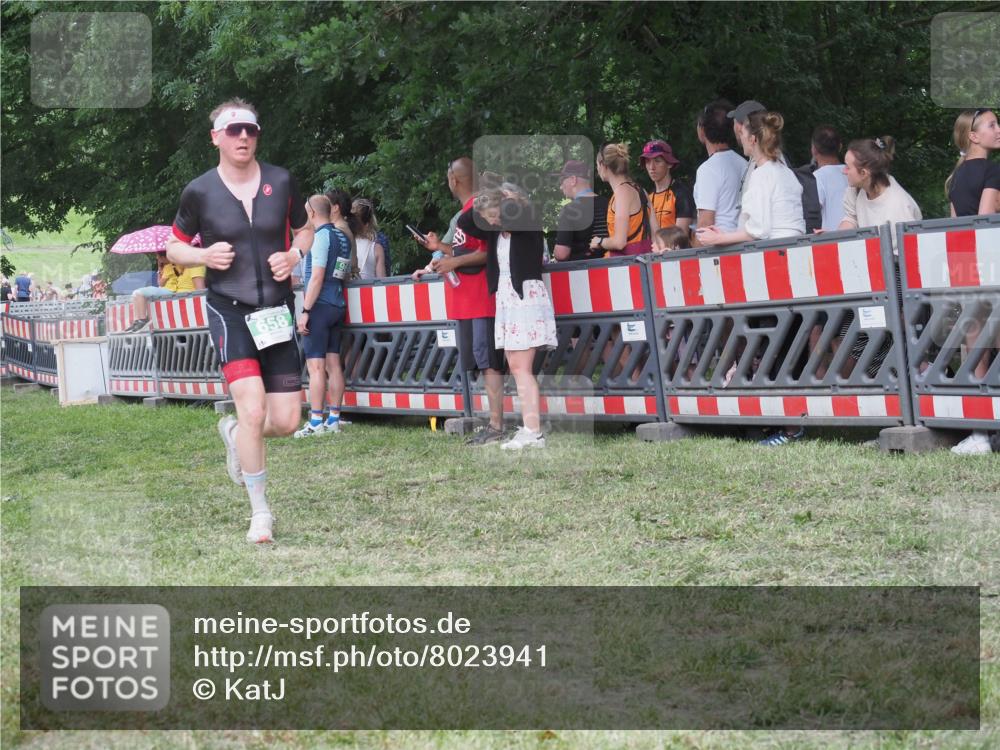 21.06.2025 - 27. Vierlanden-Triathlon KatJ http://msf.ph/oto/8023941 15.06.2025 13:25:21 Ziel 658 meine-sportfotos.de